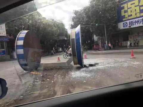 交通崗亭“橫躺”馬路上，究竟怎么回事？