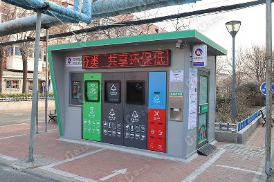 捷士通生產(chǎn)的本批次垃圾分類房采用了4個頭口的設(shè)計，配備了電子屏和積分系