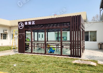 捷士通設(shè)計和生產(chǎn)的吸煙亭適用于工廠內(nèi)部，為員工提供一個方便的吸煙場所